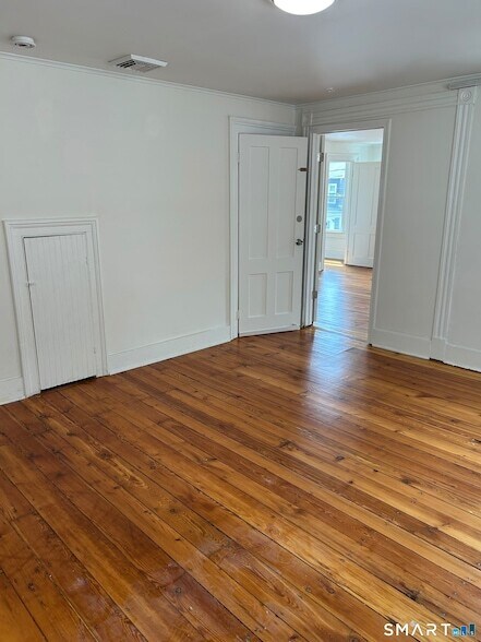 Building Photo - 163 Meadow St