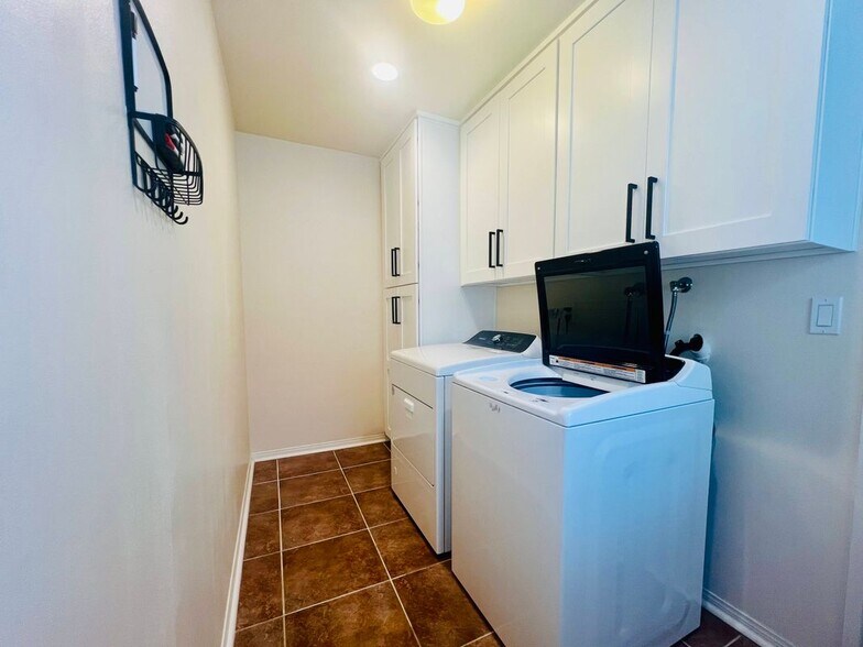 Building Photo - 5309 Lockhurst Dr