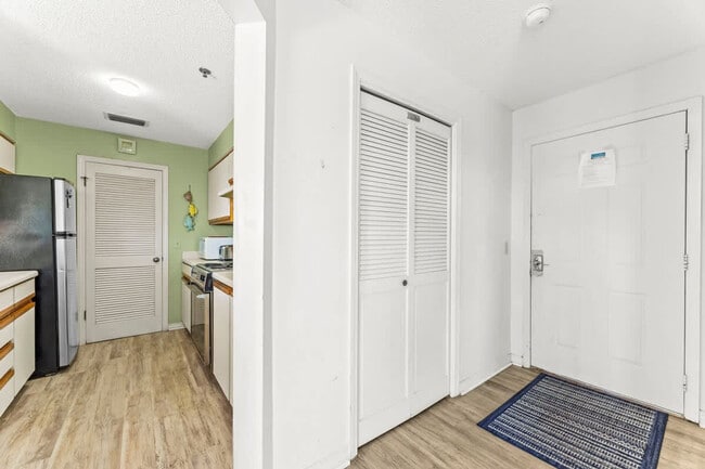 Building Photo - 8730 Thomas Dr