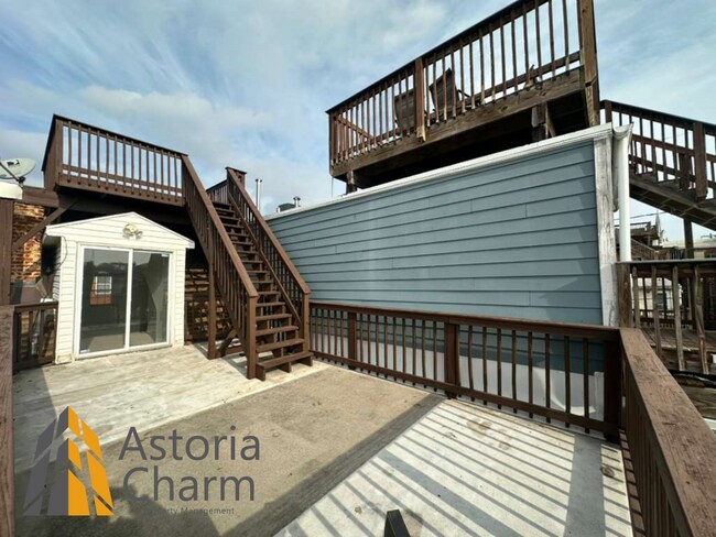 Building Photo - 3 Bedroom Home with Rooftop Views and Modern Finishes