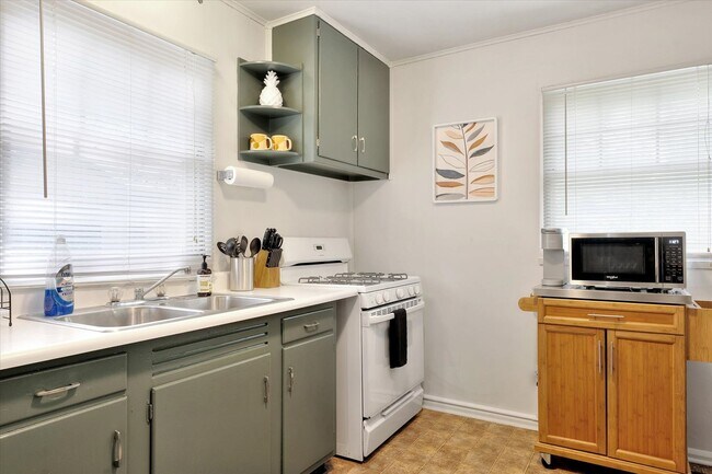 Building Photo - 303 Hessel Blvd