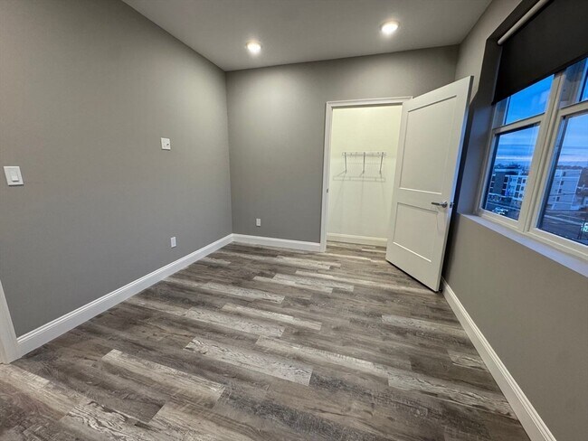 Building Photo - 8 Avon St