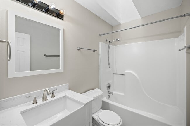 Building Photo - 3045 Yorktown Cir