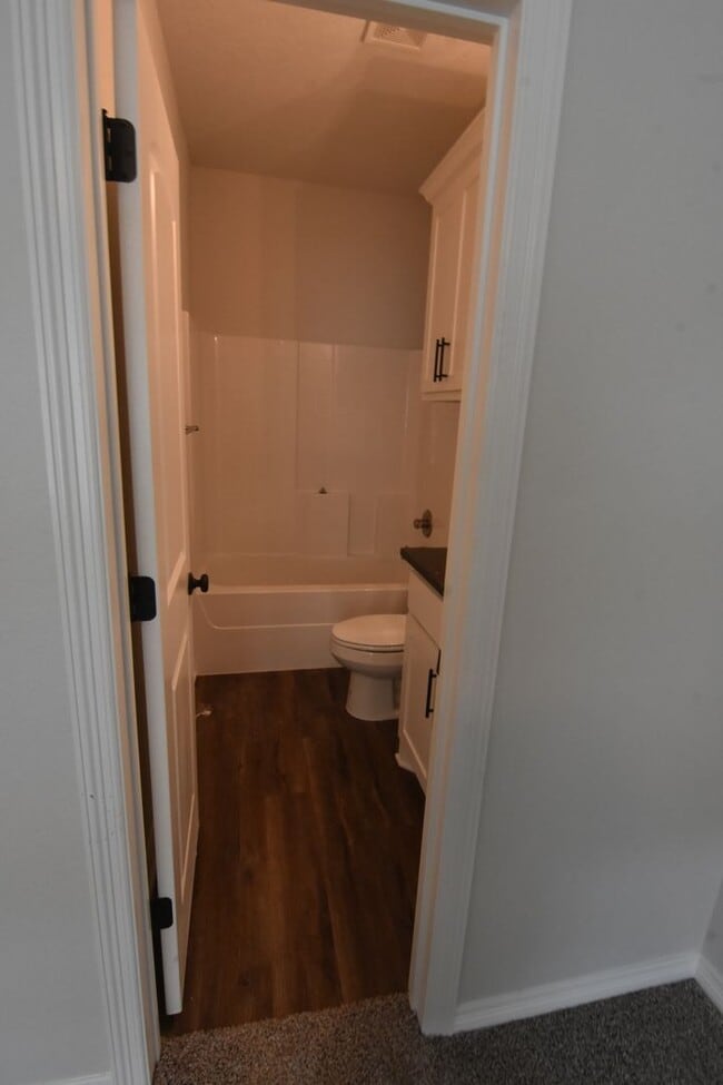 Building Photo - 4 bed,4 bath House available Jan 2nd 2026