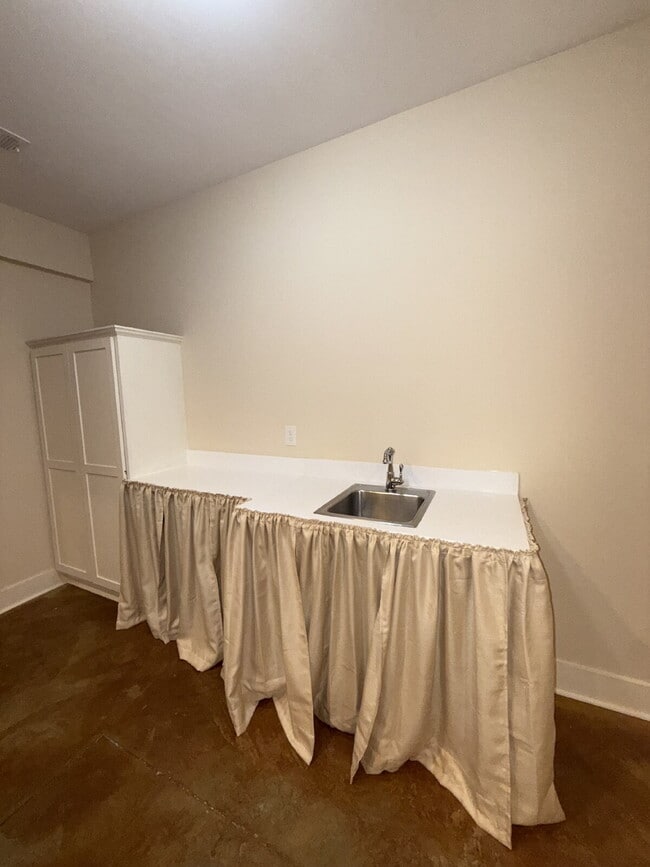 Building Photo - 712 Park Dr