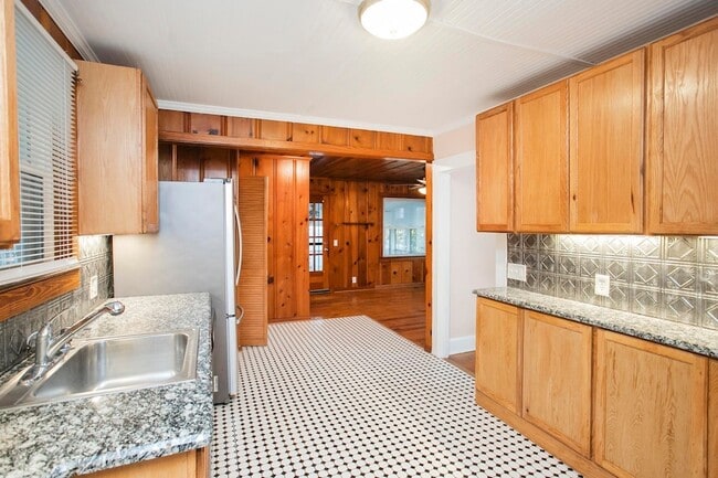 Building Photo - 909 Clarke St