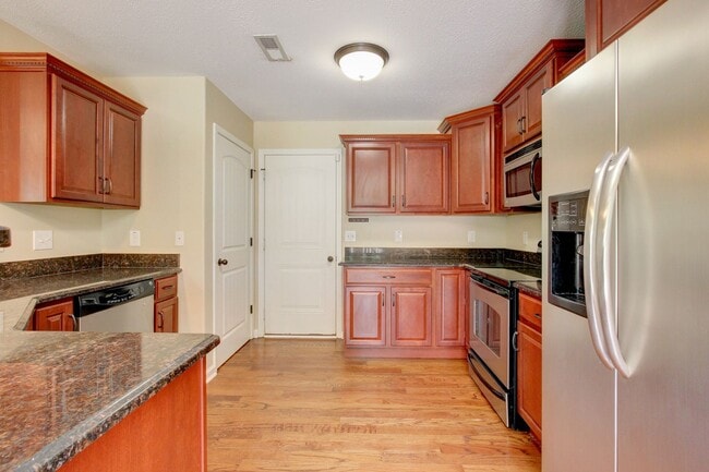 Building Photo - Sweet 3 bed 2 bath clost to post and I-24.