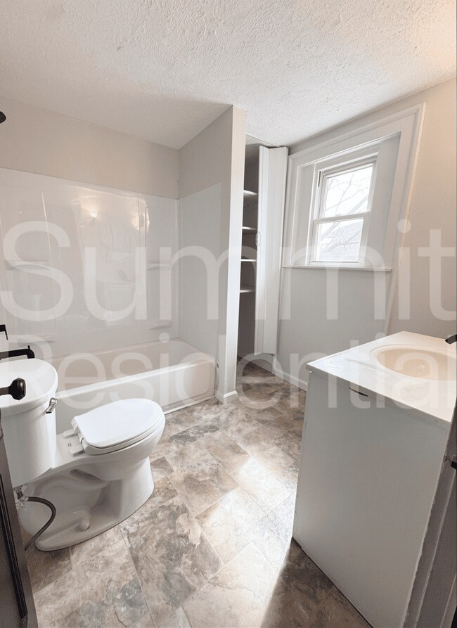 Building Photo - 4 Bedroom House for Rent