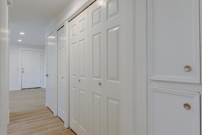Building Photo - Newly Renovated Townhouse - Pet Friendly!!