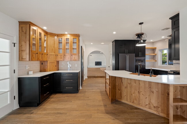 Building Photo - 2882 S Palmer Dr