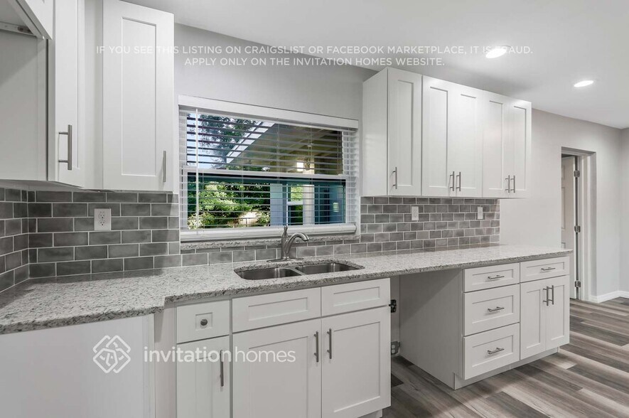 Building Photo - 1938 Summit Dr