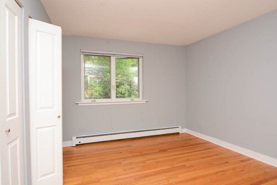 Building Photo - 675 W Wrightwood Ave