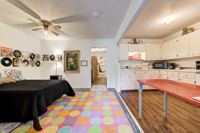 Building Photo - 117 W Harrison Ave