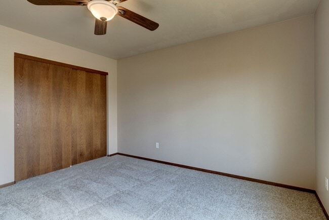 Building Photo - 3 Bedroom, 2.5 Bath Island Place Townhome