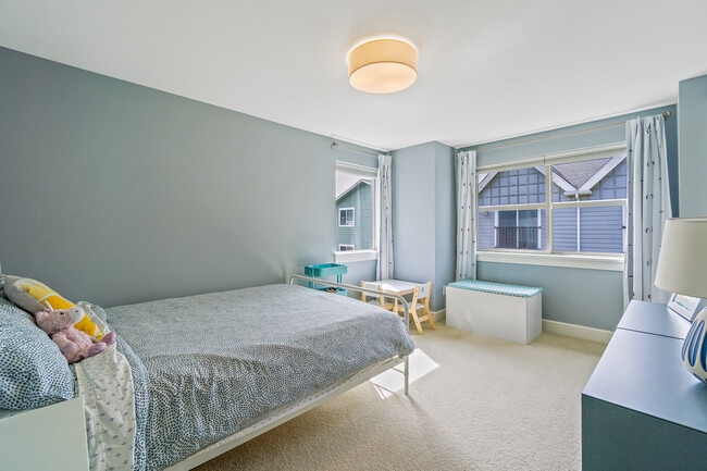 Building Photo - 466 NE Maple Leaf Pl
