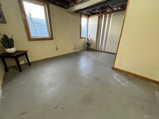 Building Photo - 2 bed, 1 bath home for rent in Readlyn, available immediately