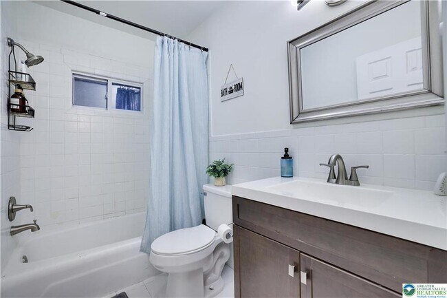 Building Photo - 421 King Arthur Rd