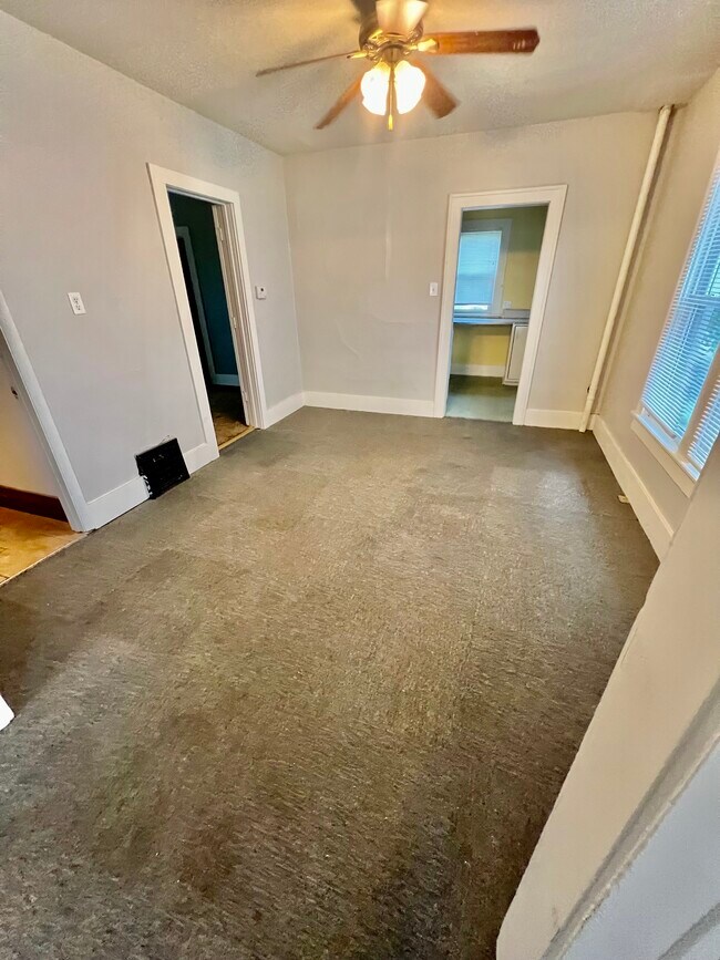 Building Photo - 407 W Adams St