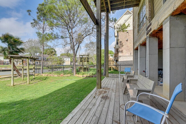 Building Photo - 18654 Martinique Dr