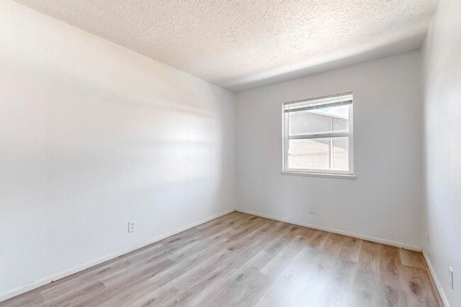 Building Photo - Cozy 3 Bedroom 1.5 Bathroom In NW Albuquer...