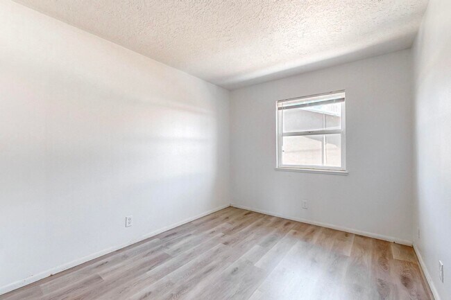 Building Photo - Cozy 3 Bedroom 1.5 Bathroom In NW Albuquerque!