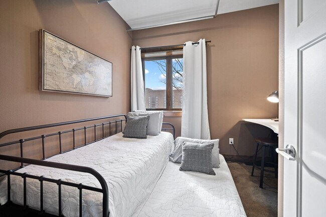 Building Photo - 301 E Walnut St