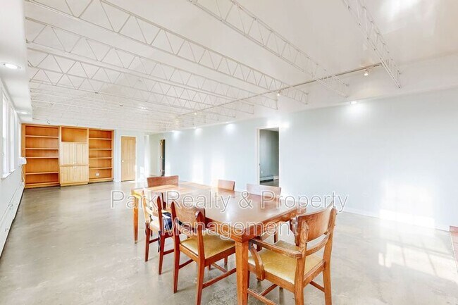 Building Photo - 1301 W Dakota Ave