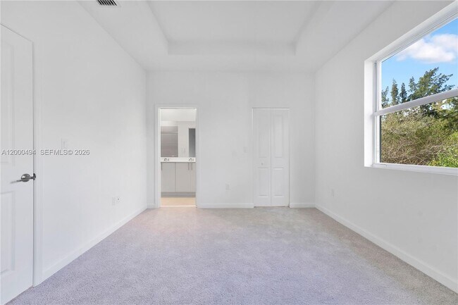 Building Photo - 250 10th Ct