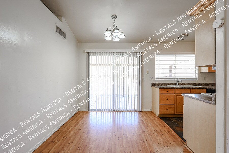 Building Photo - 2834 E Isabella Ave
