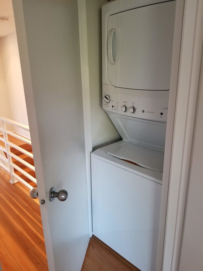 Washer / Dryer - 613 E Verdugo Ave