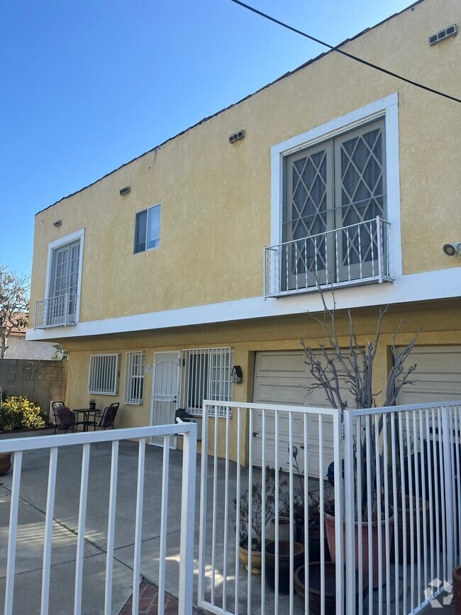 Building Photo - 1132 N Heliotrope Dr