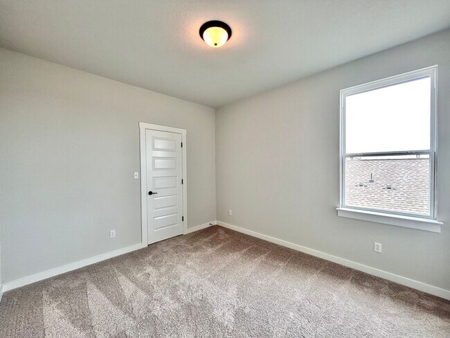 Building Photo - Modern 5/BR 4/BA with Stylish Finishes, Sp...