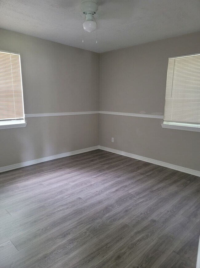 Building Photo - Renovated 3/2 in Cedar HIlls