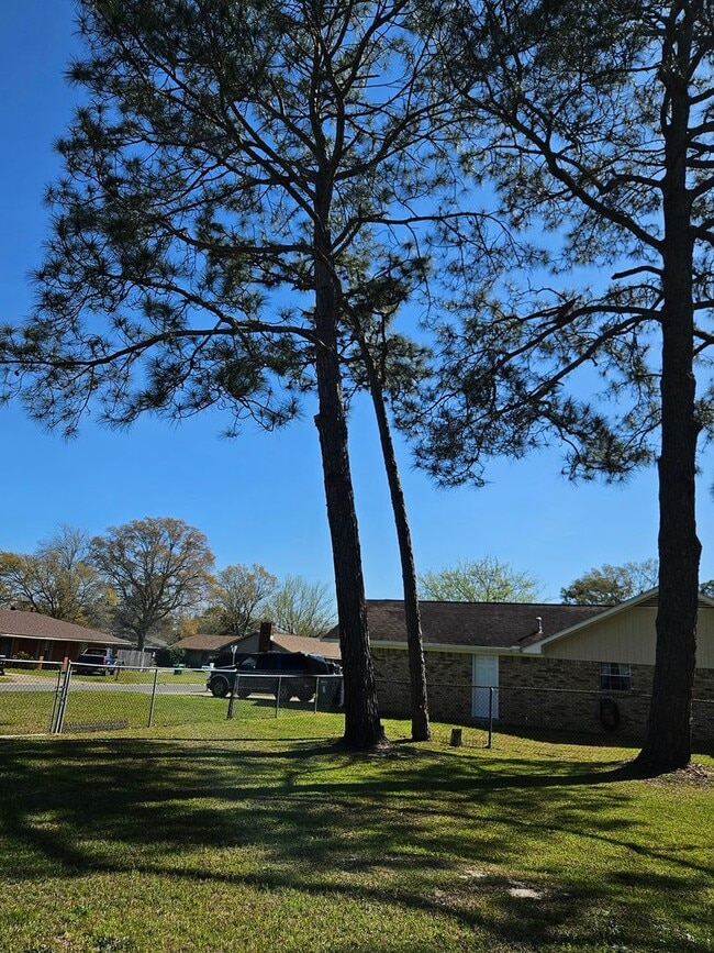 Building Photo - 3 BEDROOM