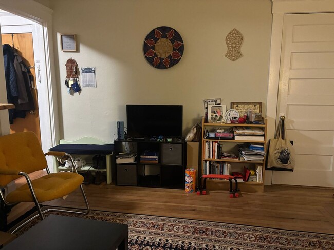 Building Photo - Charming 2BR in East Rock | Hot Water Included | Walk to Yale & SOM