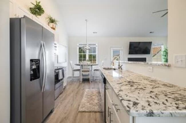Building Photo - Creekside at Aragona Village