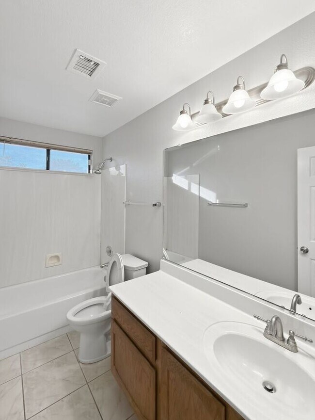 Building Photo - Location! Location! Beautiful 4 Bedroom/ 3 Bath Home! Ray/Kyrene