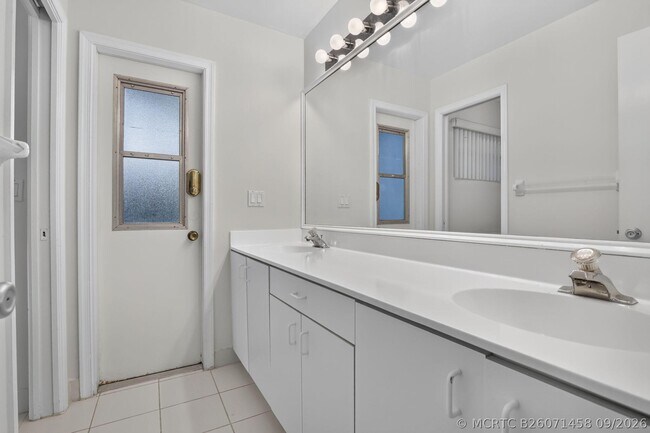 Building Photo - 924 Spoonbill Cir