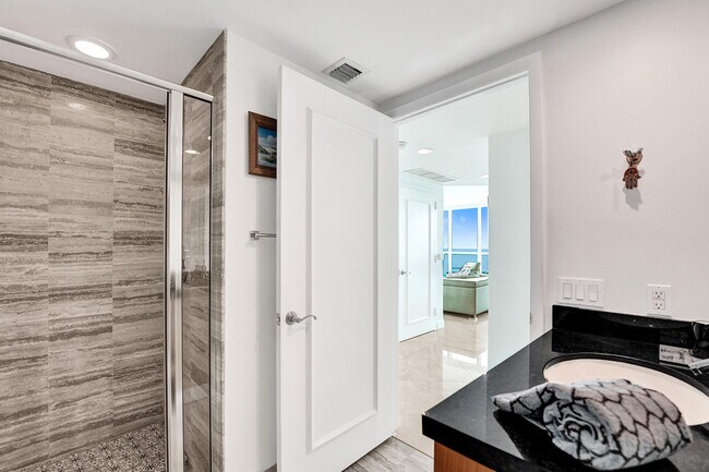 Building Photo - 101 S Fort Lauderdale Beach Blvd