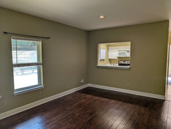 Building Photo - Creekridge - Hyde Park - 45 / Duval - Excl...