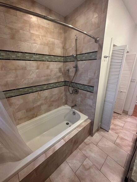 Bathroom w/ Laundry (continued) - 2733 W Ainslie St