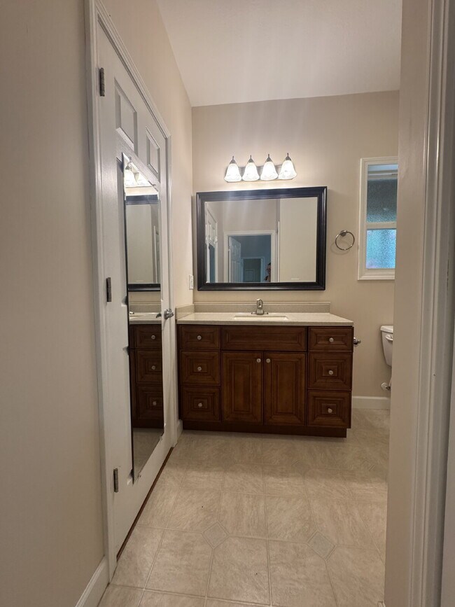 Building Photo - "Charming 3-Bed Retreat in Hendersonville with Cozy Fireplace."