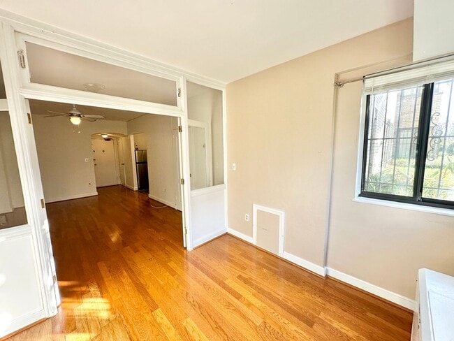 Building Photo - FREE RENT! Spectacular Scott Circle Solarium Studio Dupont-Logan