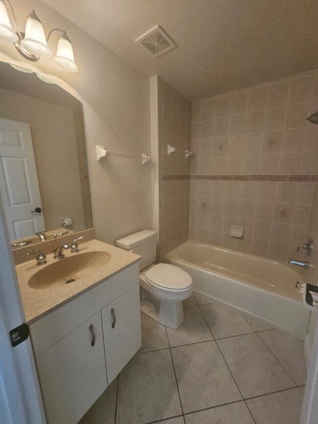 Building Photo - Rotonda Duplex