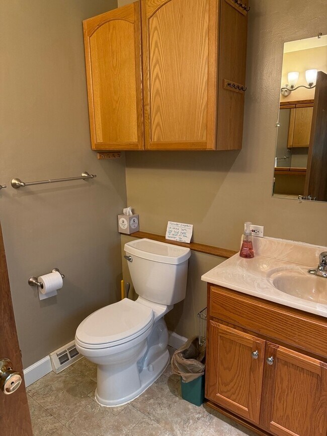 Building Photo - Lindbergh Schools 3BD 2.5 Bth Open Floor Plan