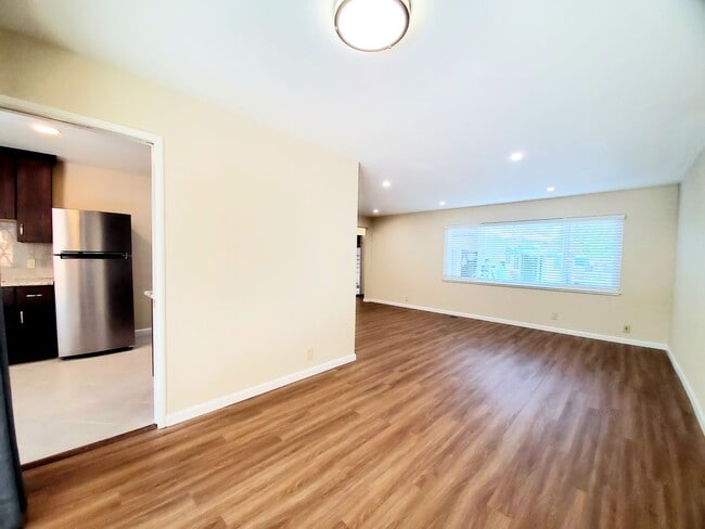 Building Photo - Lovely 3 bedroom 2 bath duplex with private garage and backyard