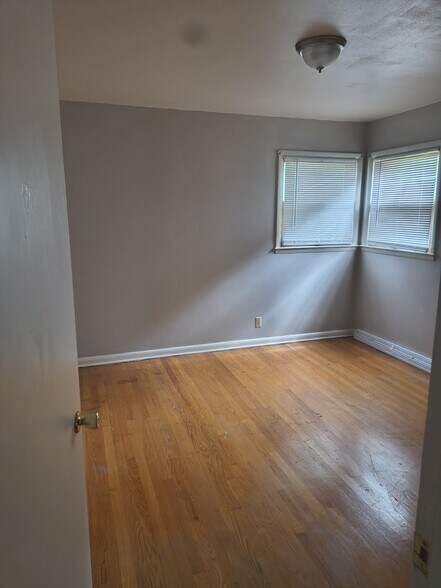 Primary Photo - 5825 N 76th St