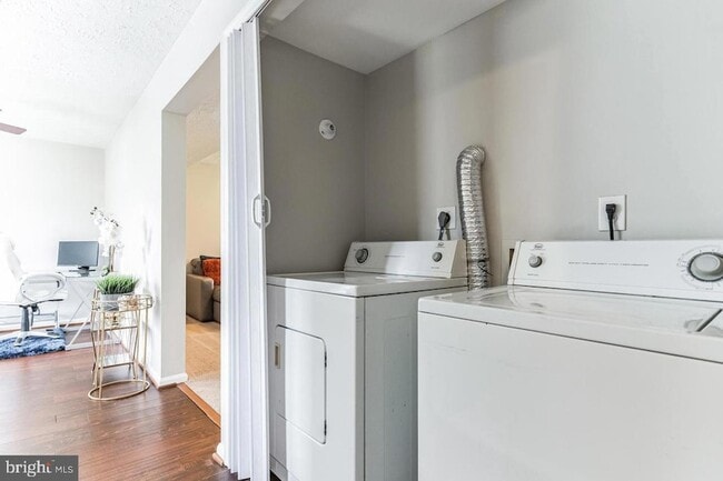 Building Photo - 6103 Red Squirrel Pl