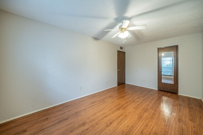 Building Photo - Move-In Ready 3-bed 2-bath!