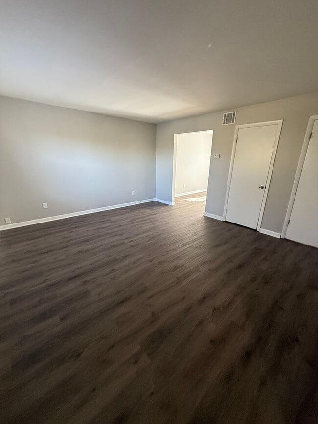 Building Photo - W Ray